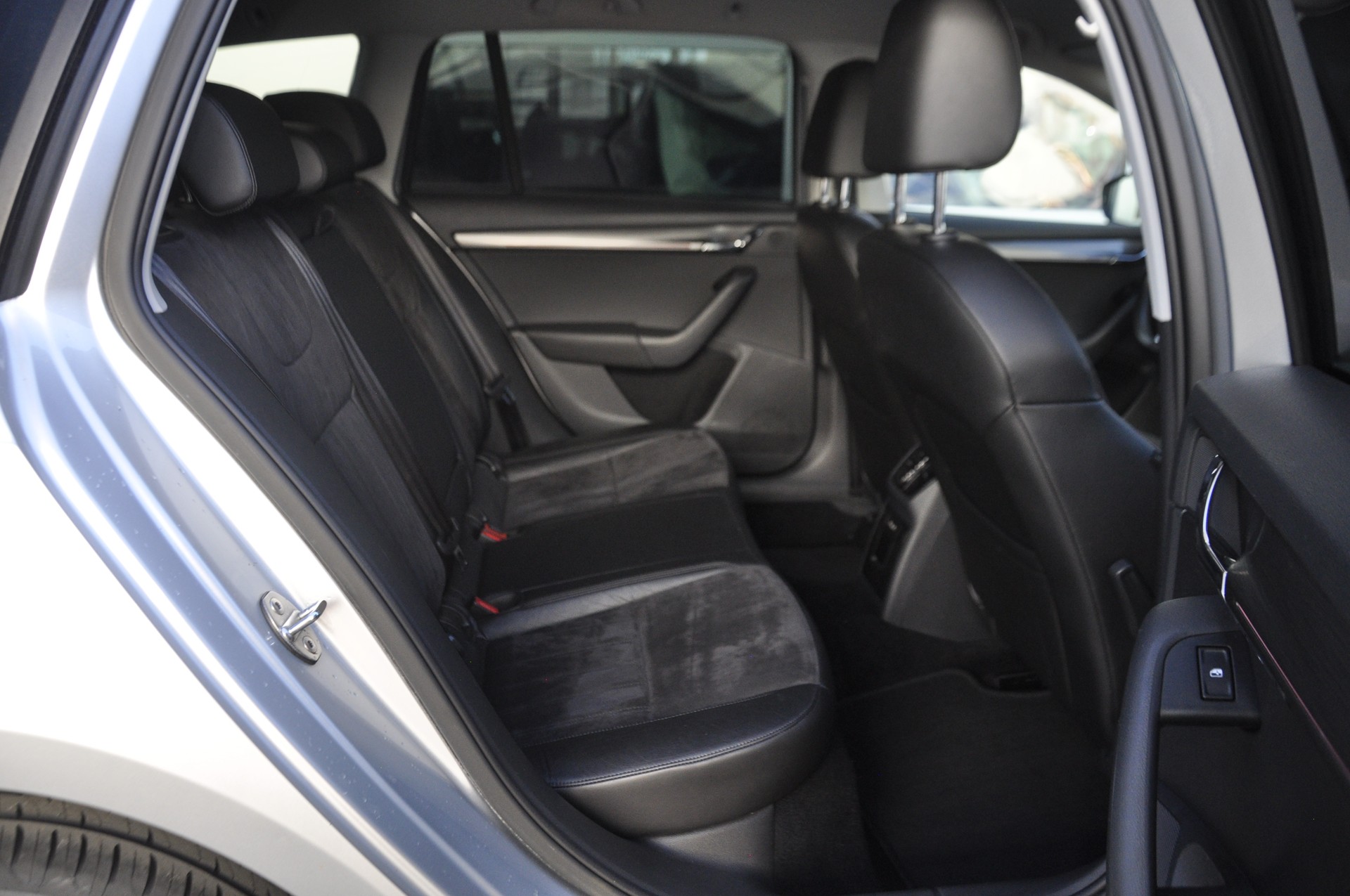 SKODA Octavia Combi 2.0 TDI Style DSG I Anhängerkupplung-image-8