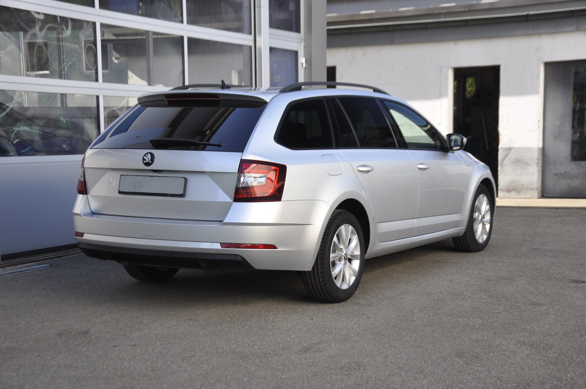 SKODA Octavia Combi 2.0 TDI Style DSG I Anhängerkupplung-image-2
