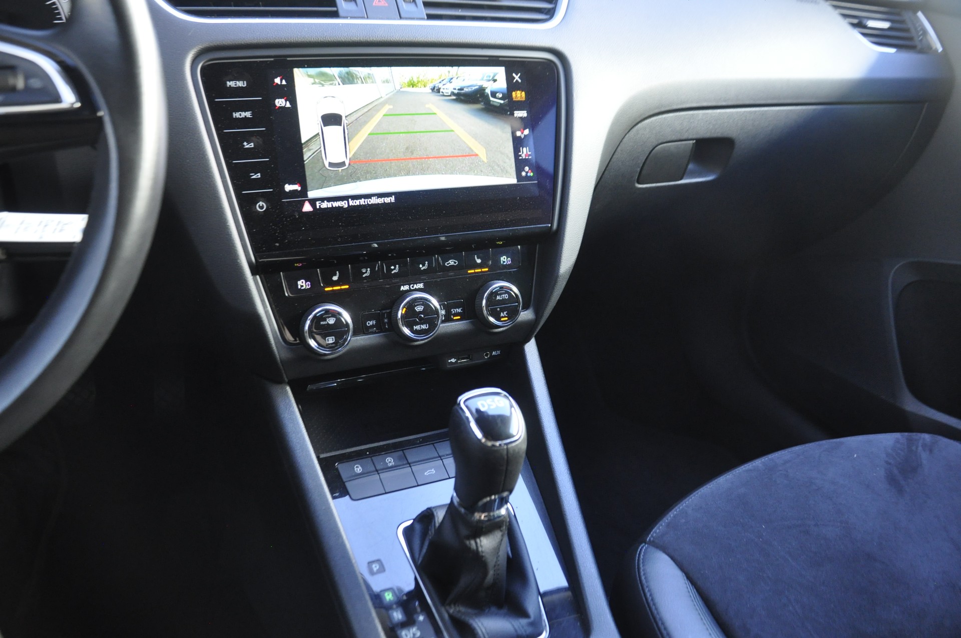 SKODA Octavia Combi 2.0 TDI Style DSG I Anhängerkupplung-image-10