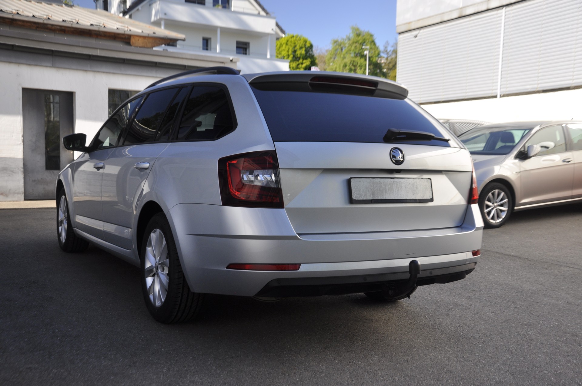 SKODA Octavia Combi 2.0 TDI Style DSG I Anhängerkupplung-image-15