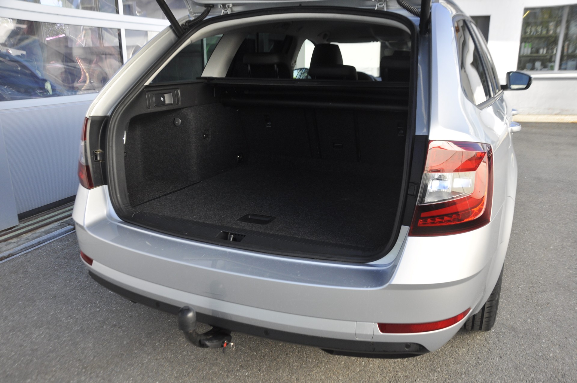 SKODA Octavia Combi 2.0 TDI Style DSG I Anhängerkupplung-image-14