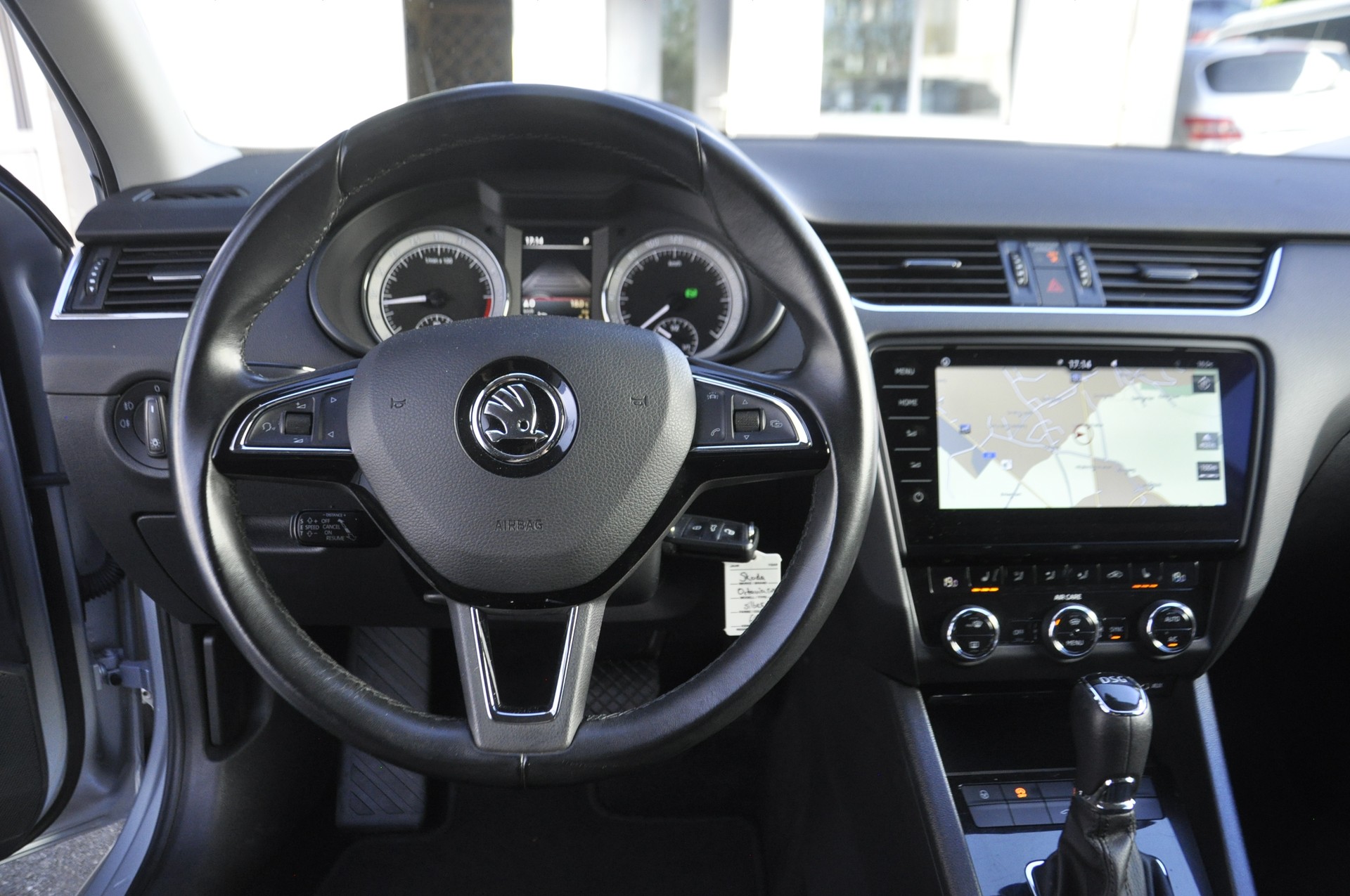SKODA Octavia Combi 2.0 TDI Style DSG I Anhängerkupplung-image-9