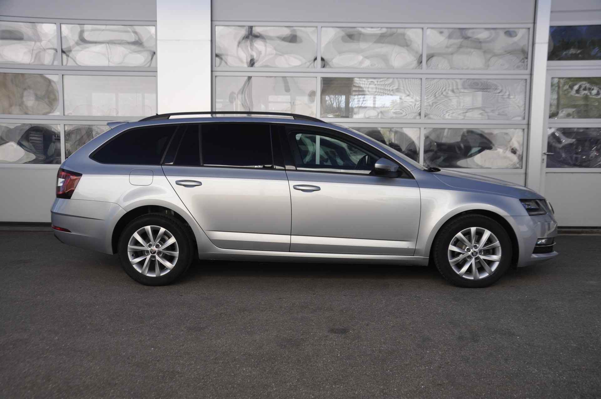 SKODA Octavia Combi 2.0 TDI Style DSG I Anhängerkupplung-image-1