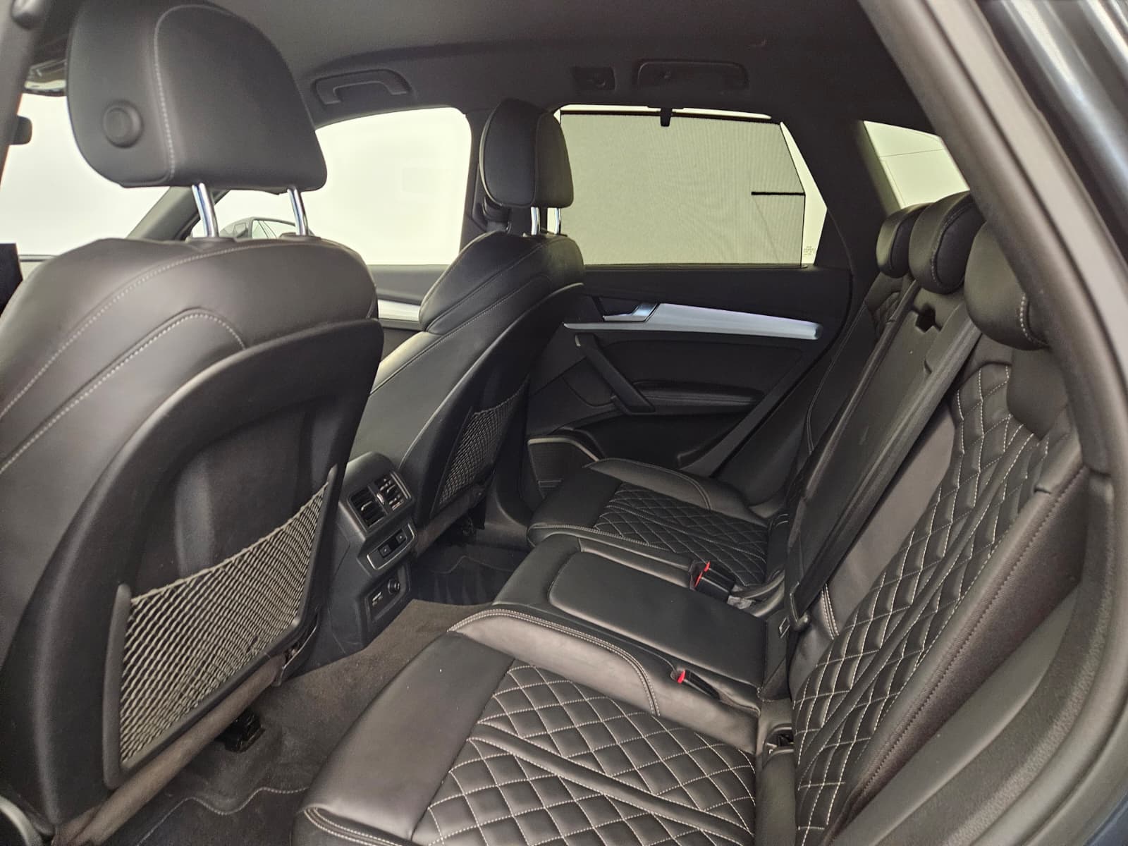AUDI Q5 40 TDI Black Edition quattro S-tronic-image-12