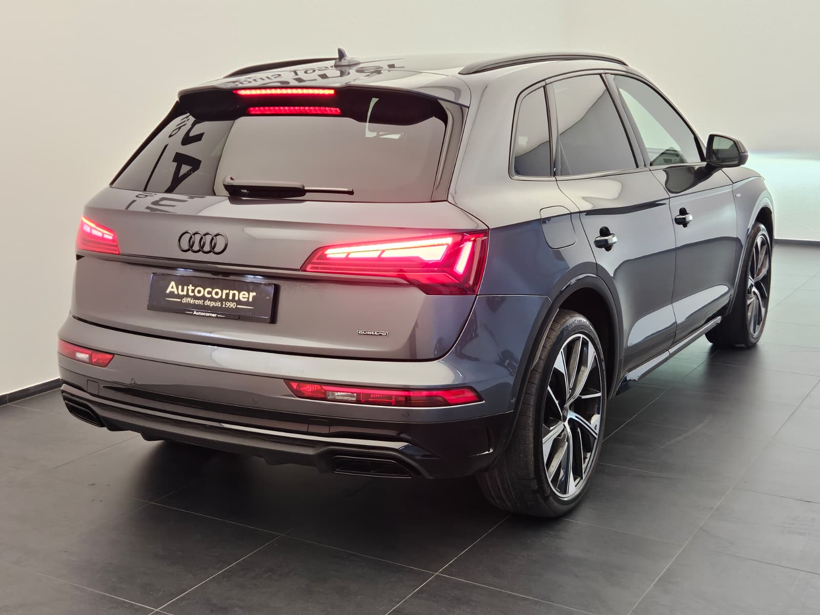 AUDI Q5 40 TDI Black Edition quattro S-tronic-image-6