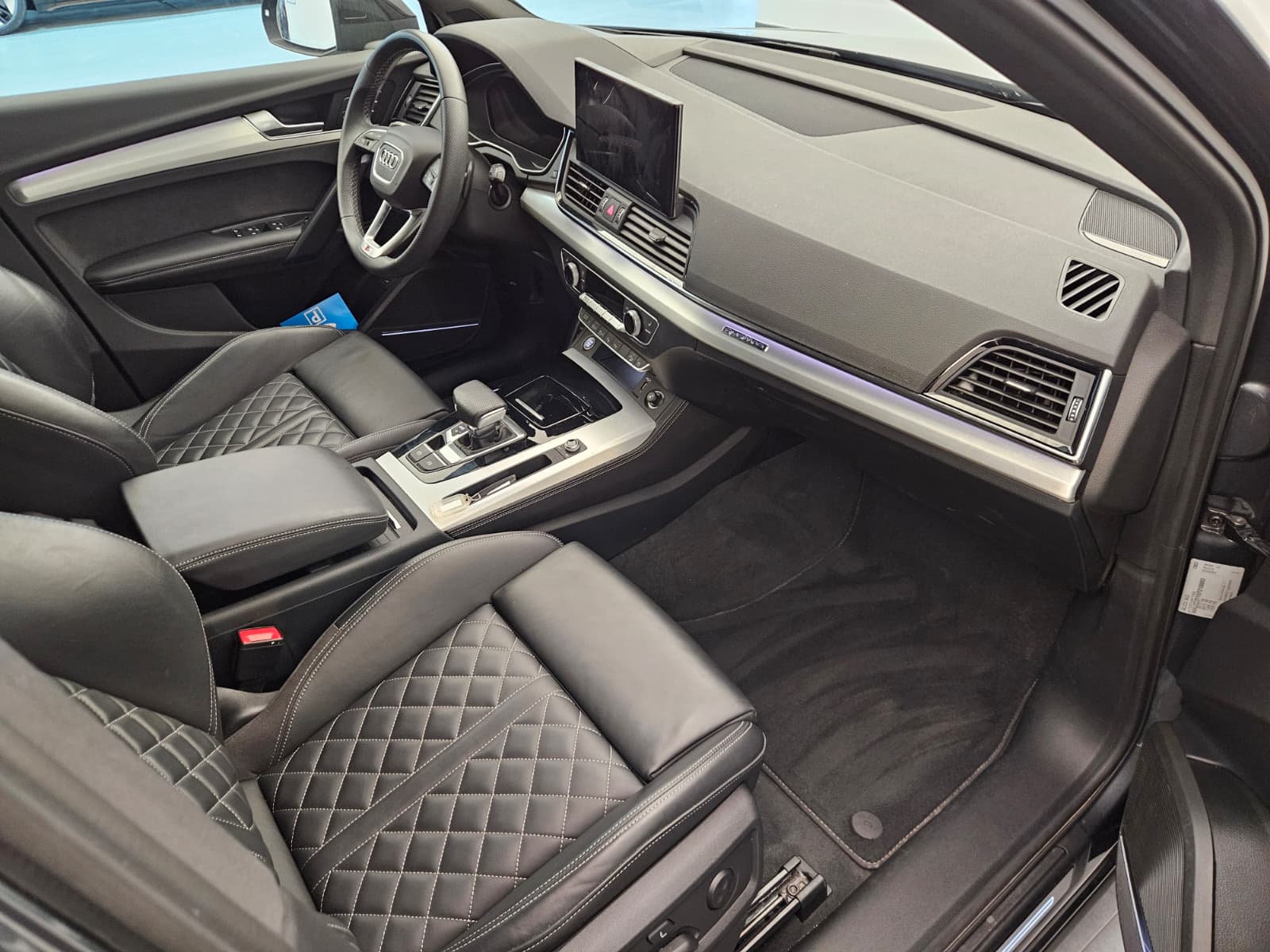 AUDI Q5 40 TDI Black Edition quattro S-tronic-image-11