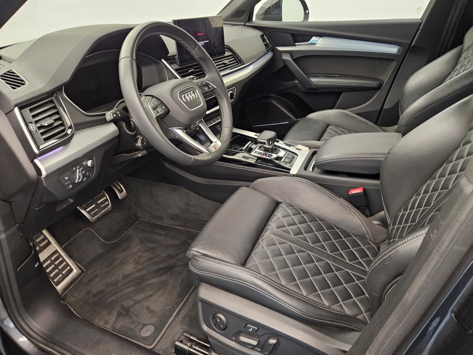 AUDI Q5 40 TDI Black Edition quattro S-tronic-image-10