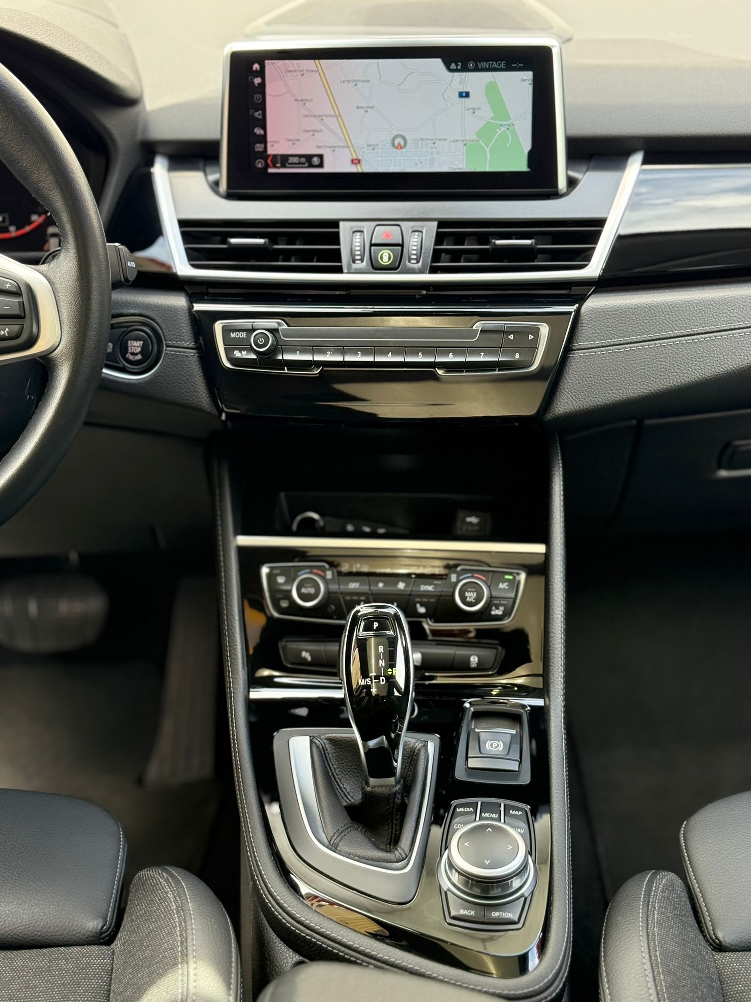 BMW 218d xDrive Active Tourer-image-13