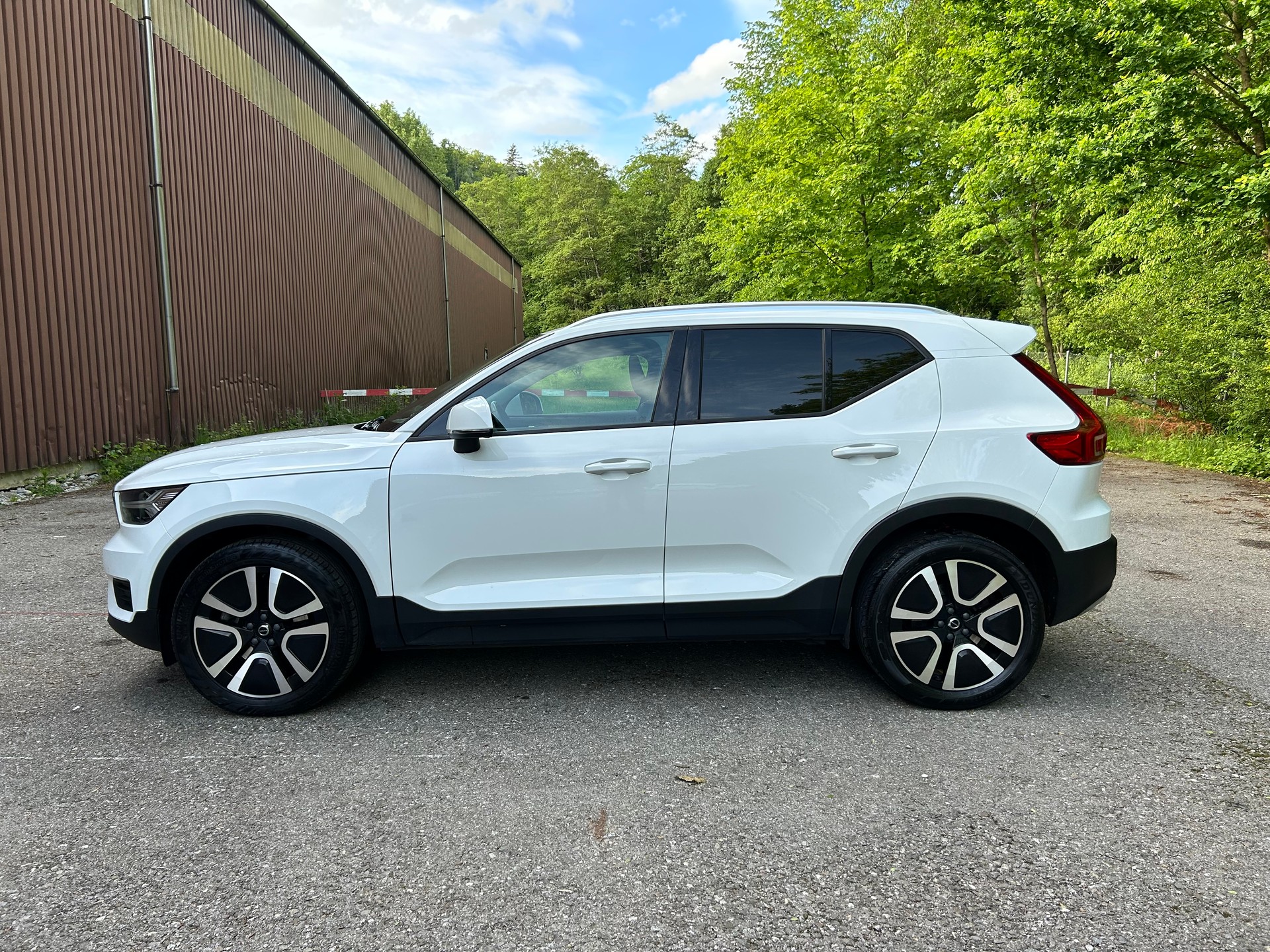 VOLVO XC40 D4 AWD Momentum Geartronic-image-2