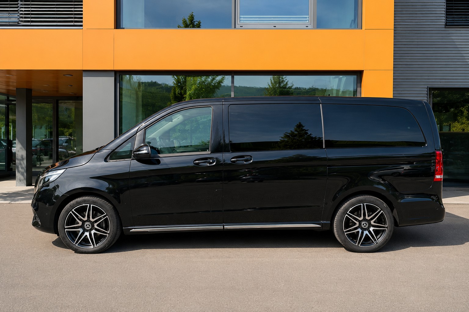 MERCEDES-BENZ V 300 d lang AMG Line Av. 4Matic 9G-Tronic / Pano-Dach + El.-Türen-image-0