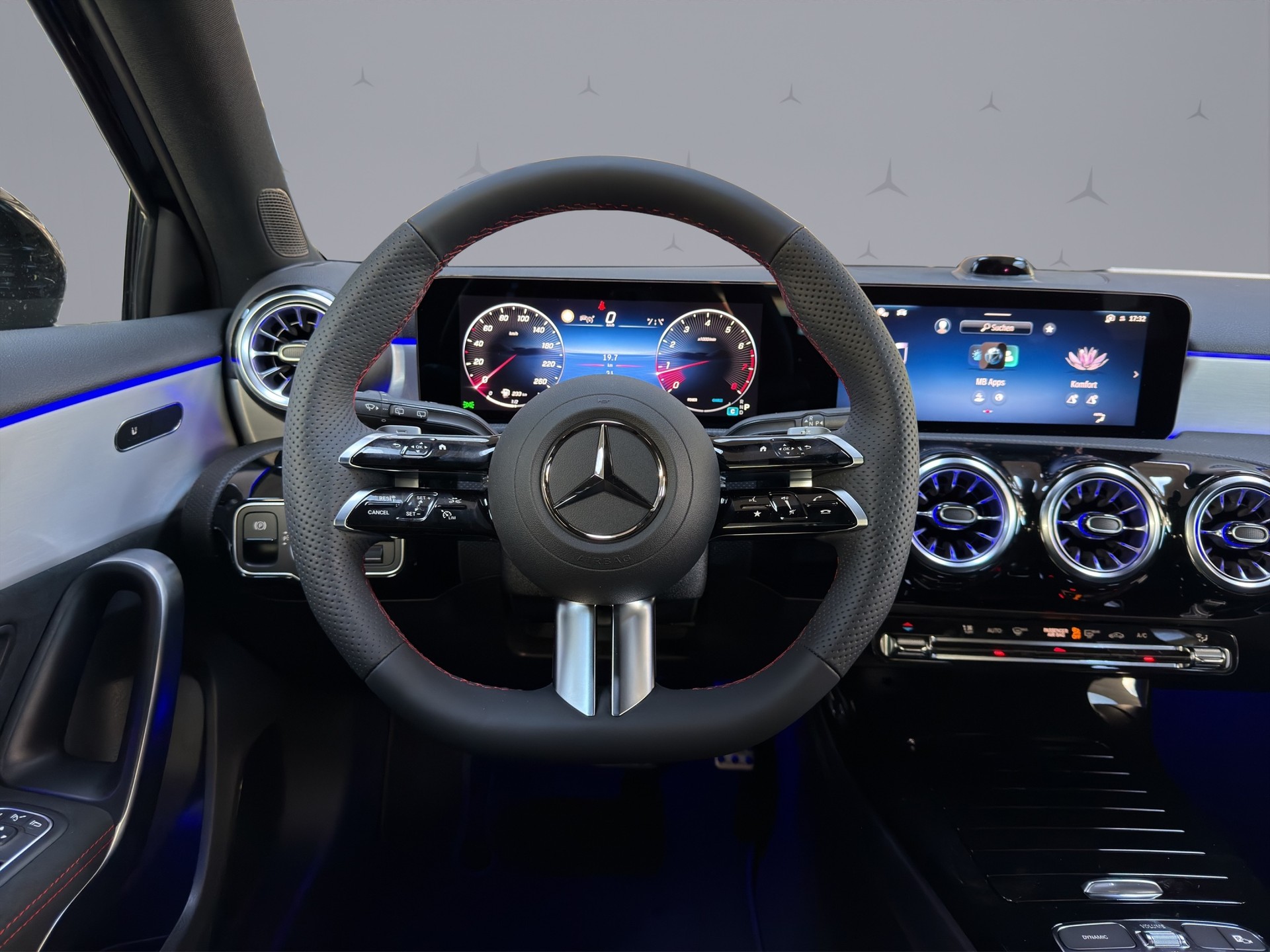 MERCEDES-BENZ A 200 Night Star AMG Line-image-12