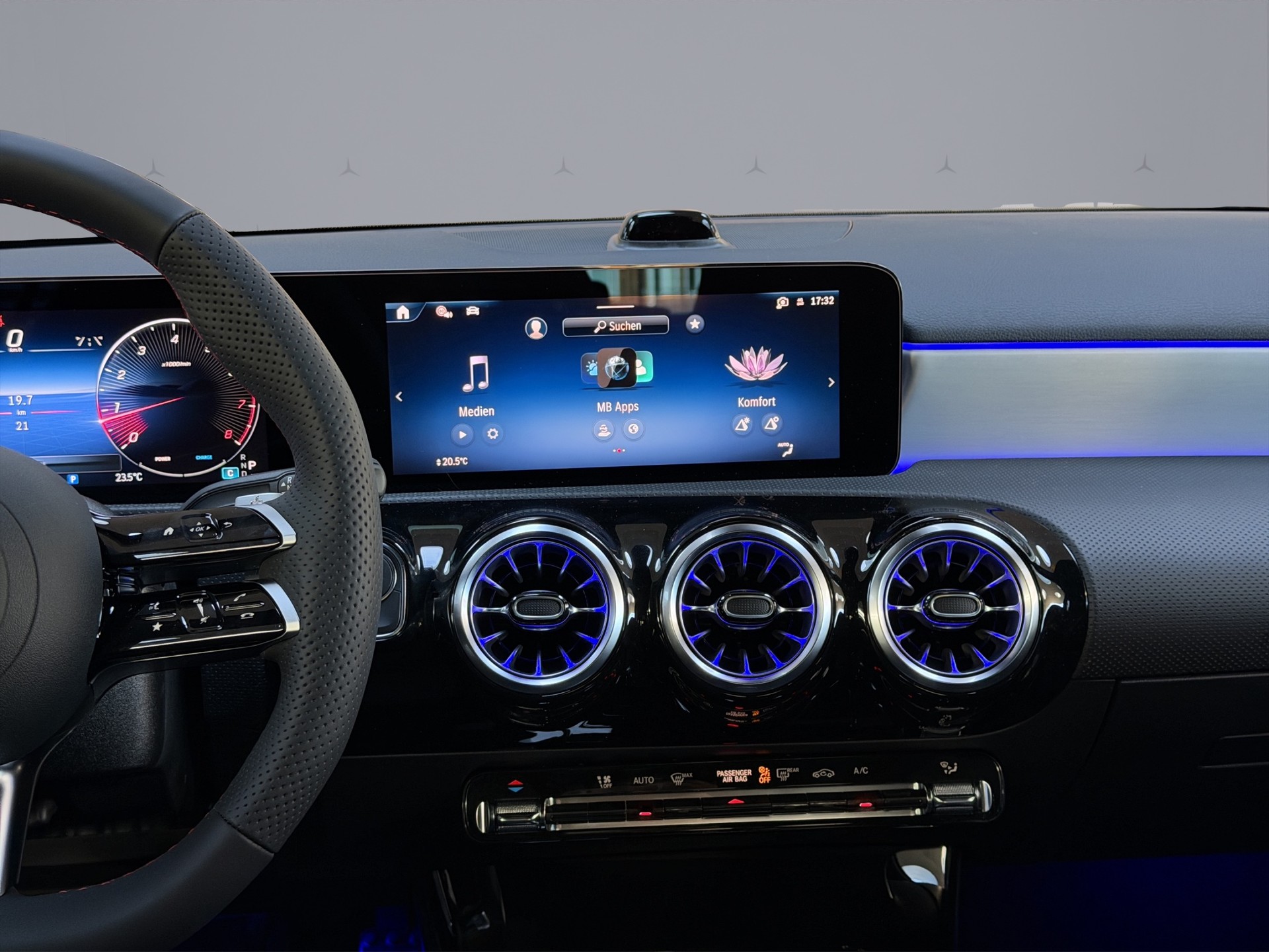 MERCEDES-BENZ A 200 Night Star AMG Line-image-14