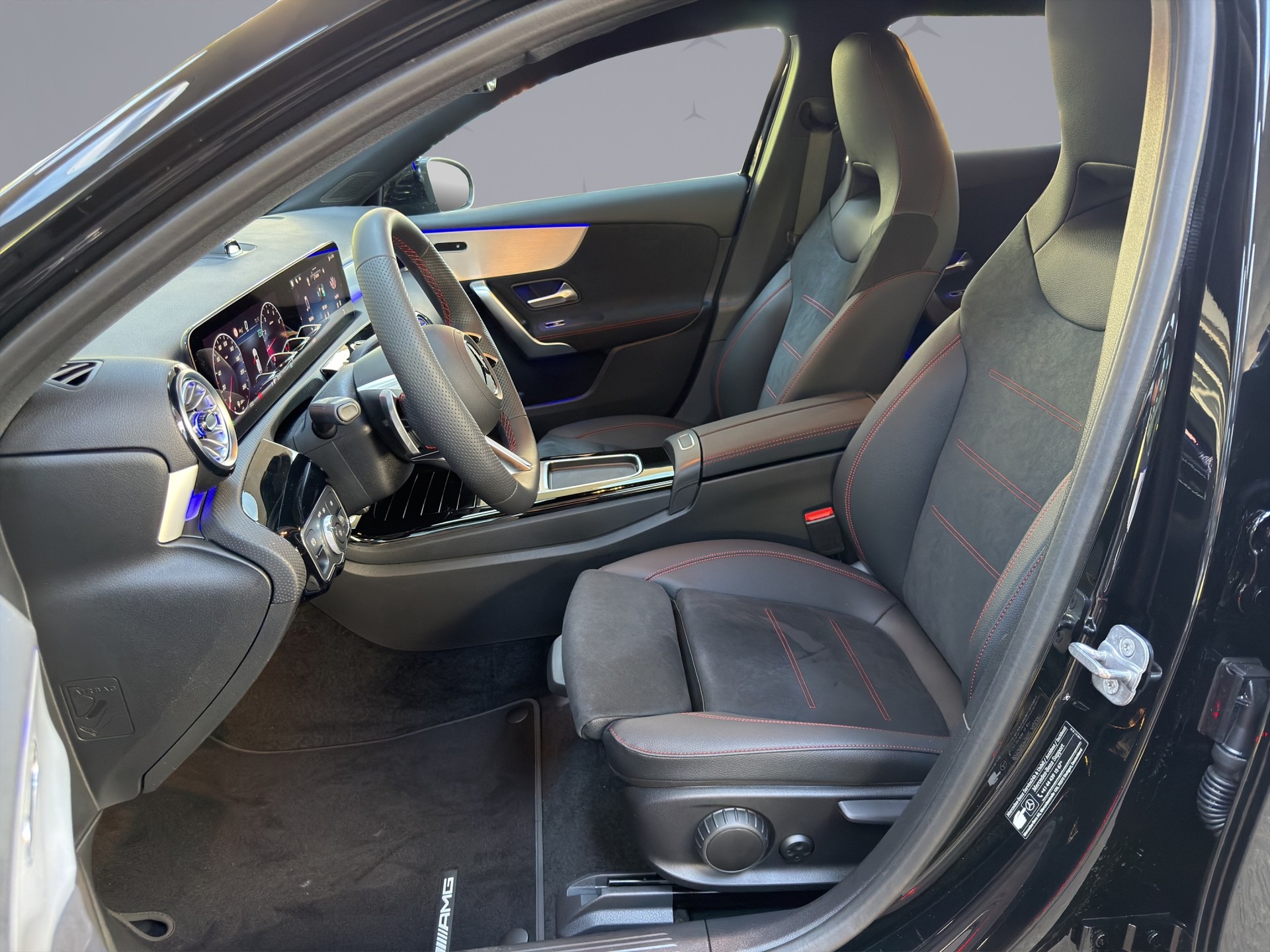 MERCEDES-BENZ A 200 Night Star AMG Line-image-9