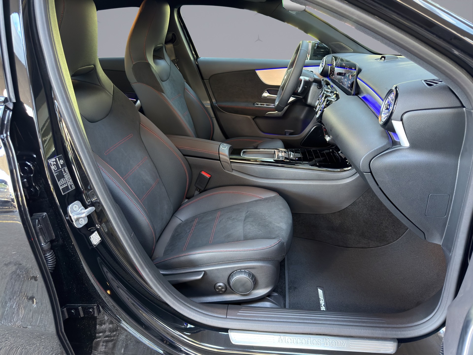 MERCEDES-BENZ A 200 Night Star AMG Line-image-16