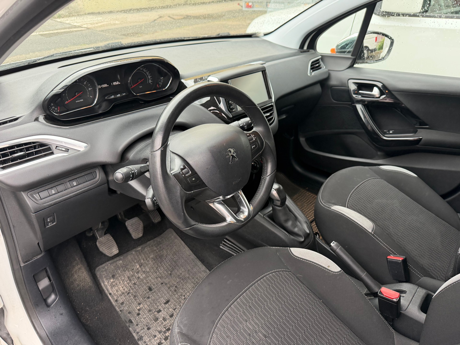 PEUGEOT 208 1.2 VTI Active-image-8