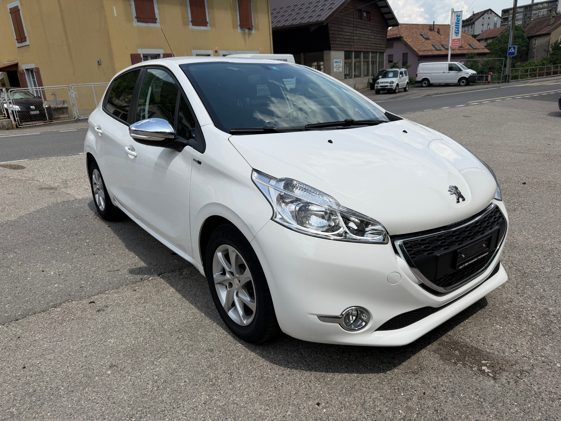 PEUGEOT 208 1.2 VTI Active-image-1