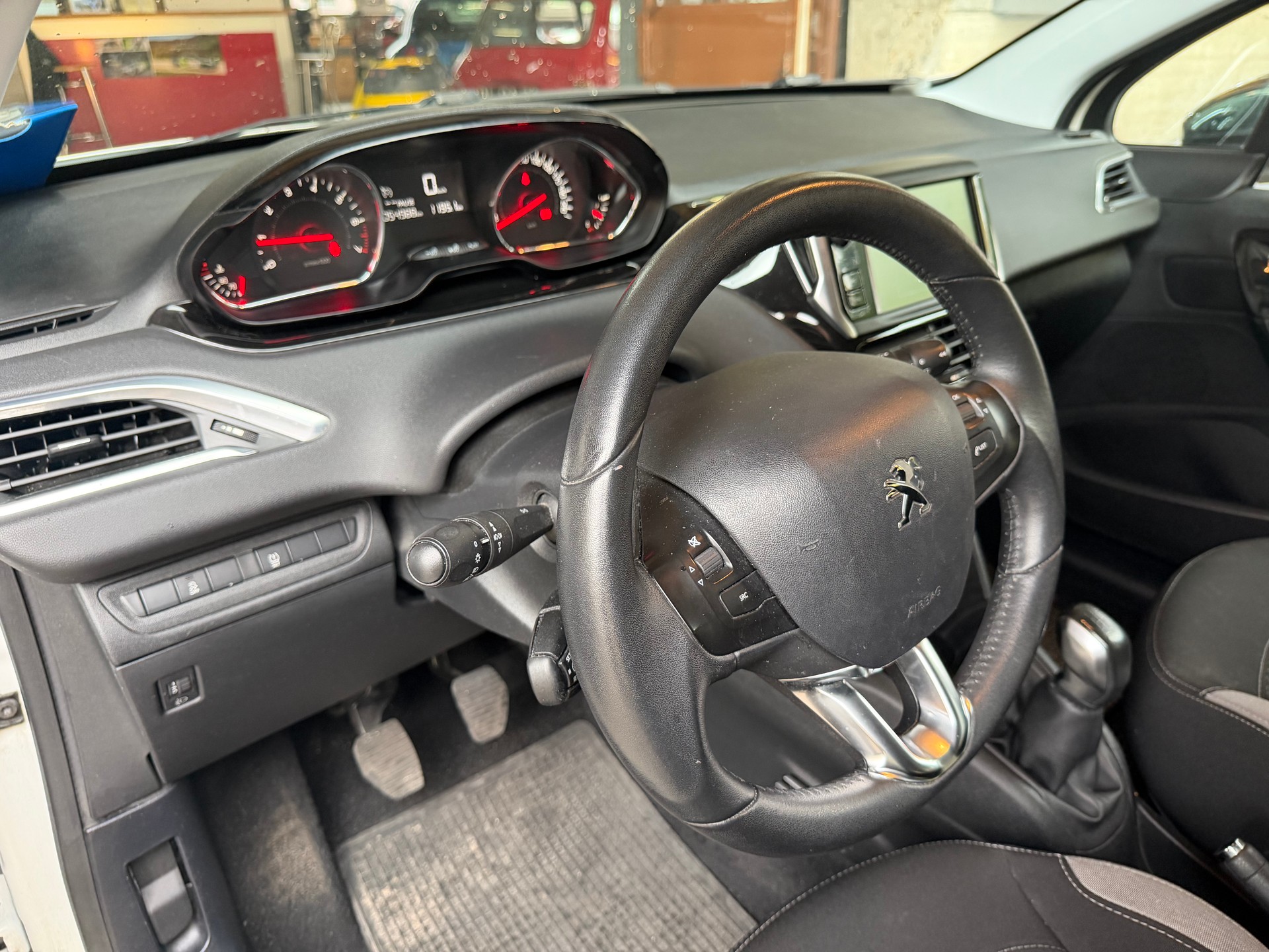 PEUGEOT 208 1.2 VTI Active-image-10