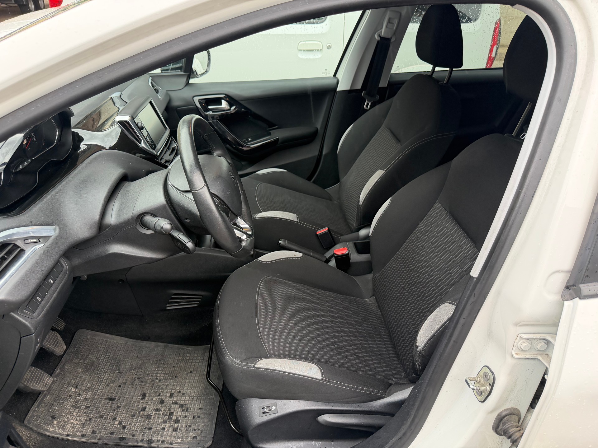 PEUGEOT 208 1.2 VTI Active-image-9