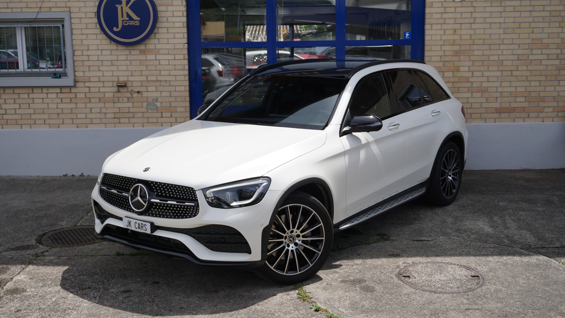 MERCEDES-BENZ GLC 300 AMG Line 4m-showroom-element-3
