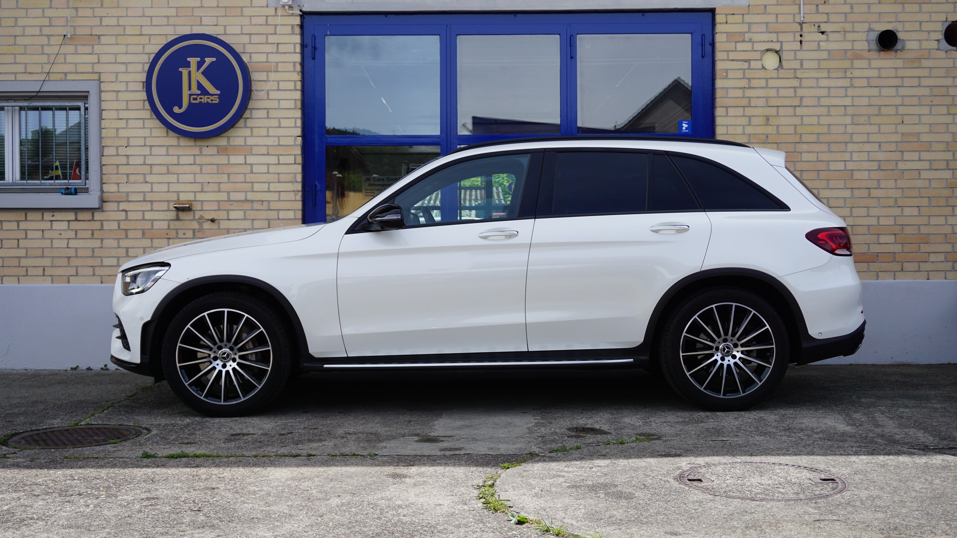 MERCEDES-BENZ GLC 300 AMG Line 4m-image-4