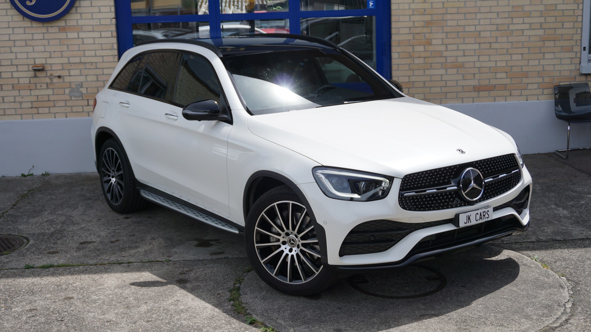 MERCEDES-BENZ GLC 300 AMG Line 4m-showroom-element-2