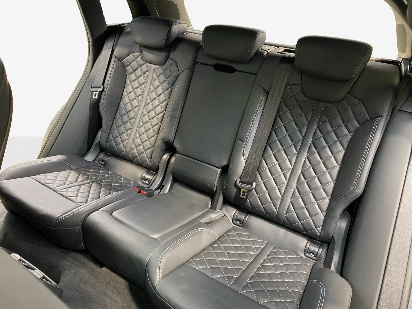 AUDI Q5 40 TDI Black Edition quattro S-tronic-image-11