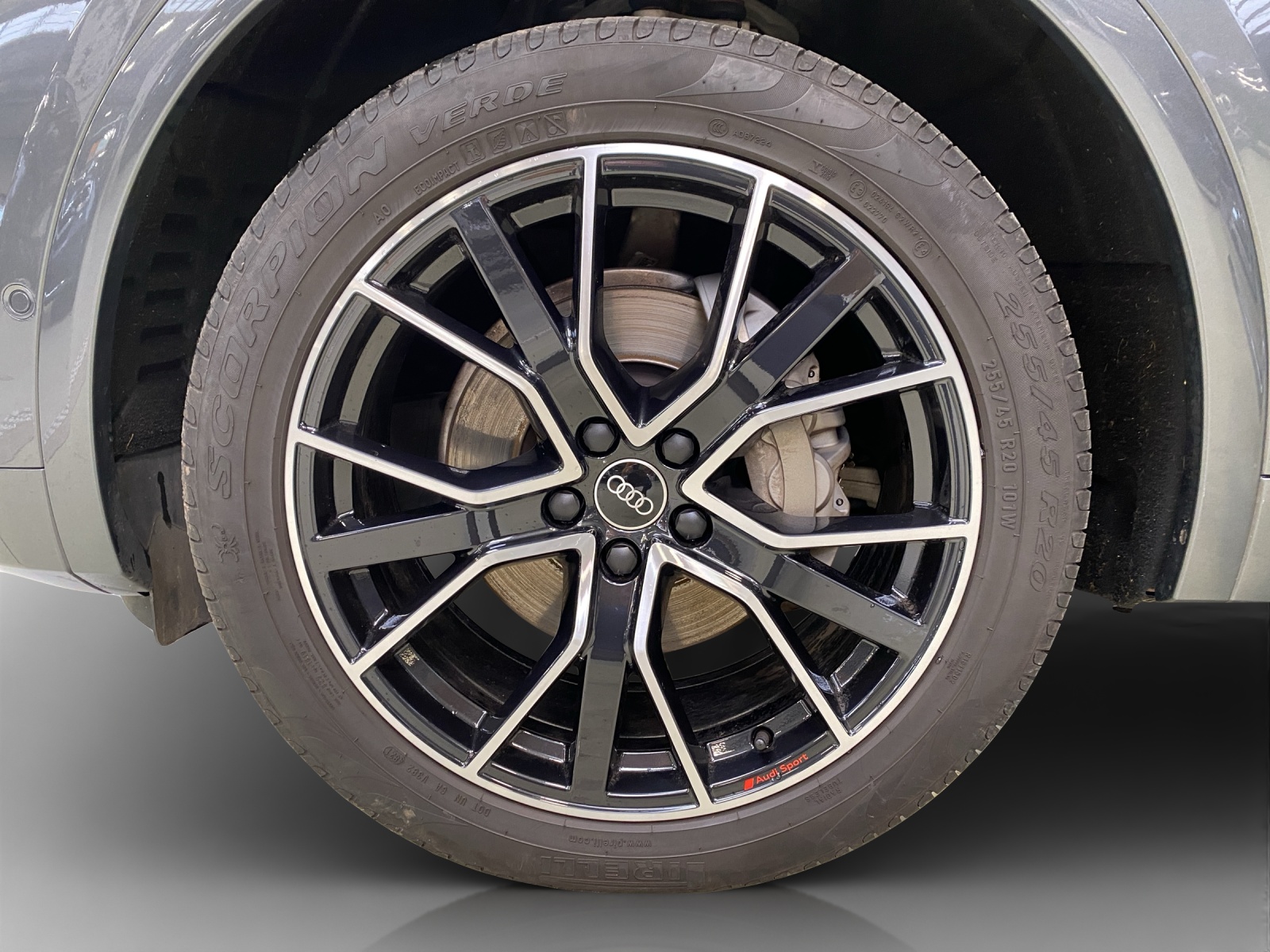 AUDI Q5 40 TDI Black Edition quattro S-tronic-image-15