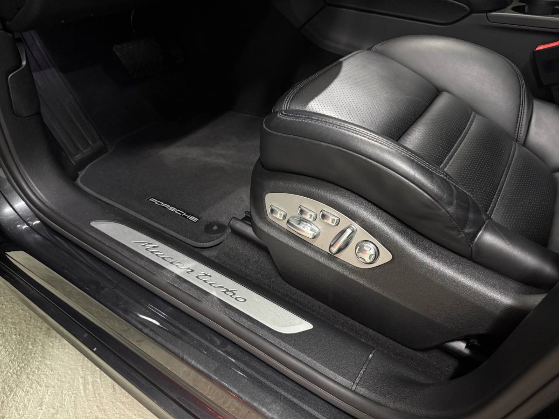 PORSCHE Macan Turbo-image-25