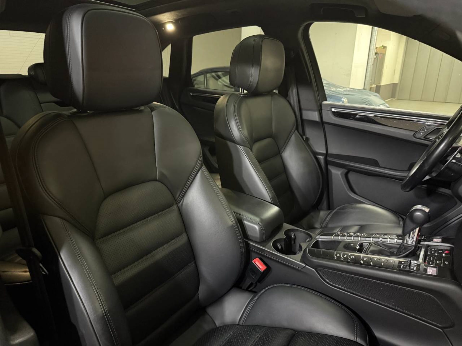PORSCHE Macan Turbo-image-16