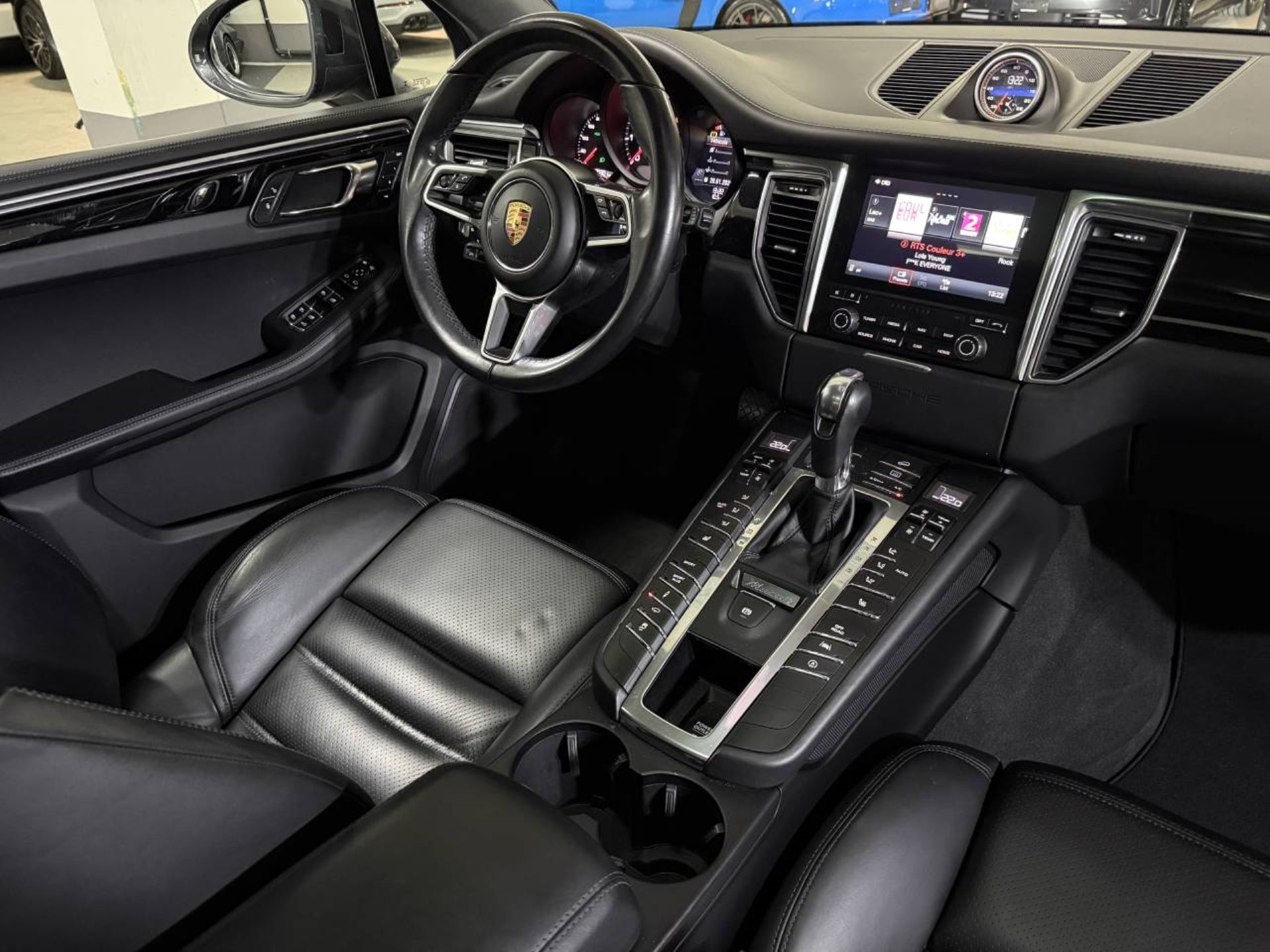 PORSCHE Macan Turbo-image-14
