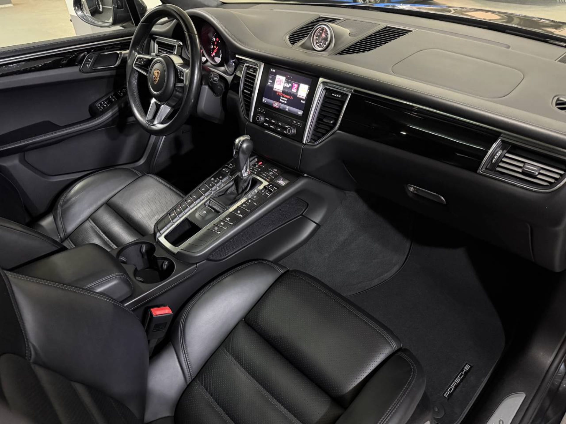 PORSCHE Macan Turbo-image-15