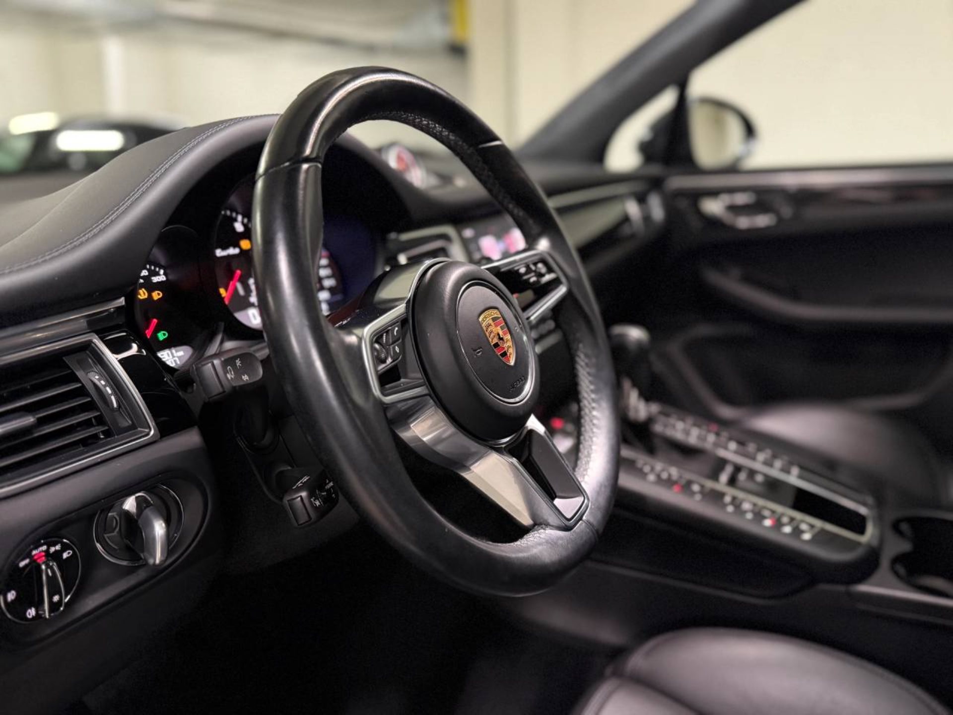 PORSCHE Macan Turbo-image-12
