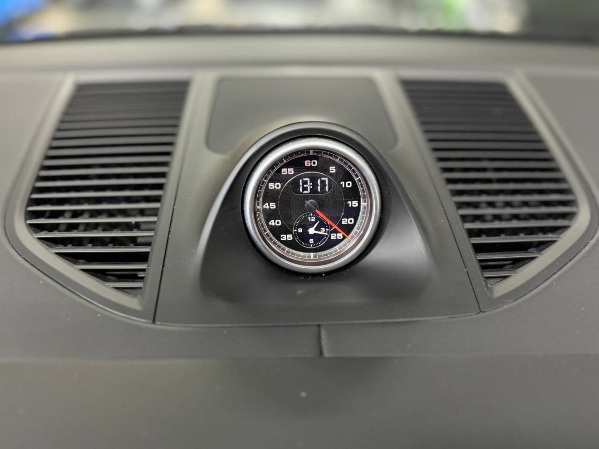 PORSCHE Macan Turbo-image-27