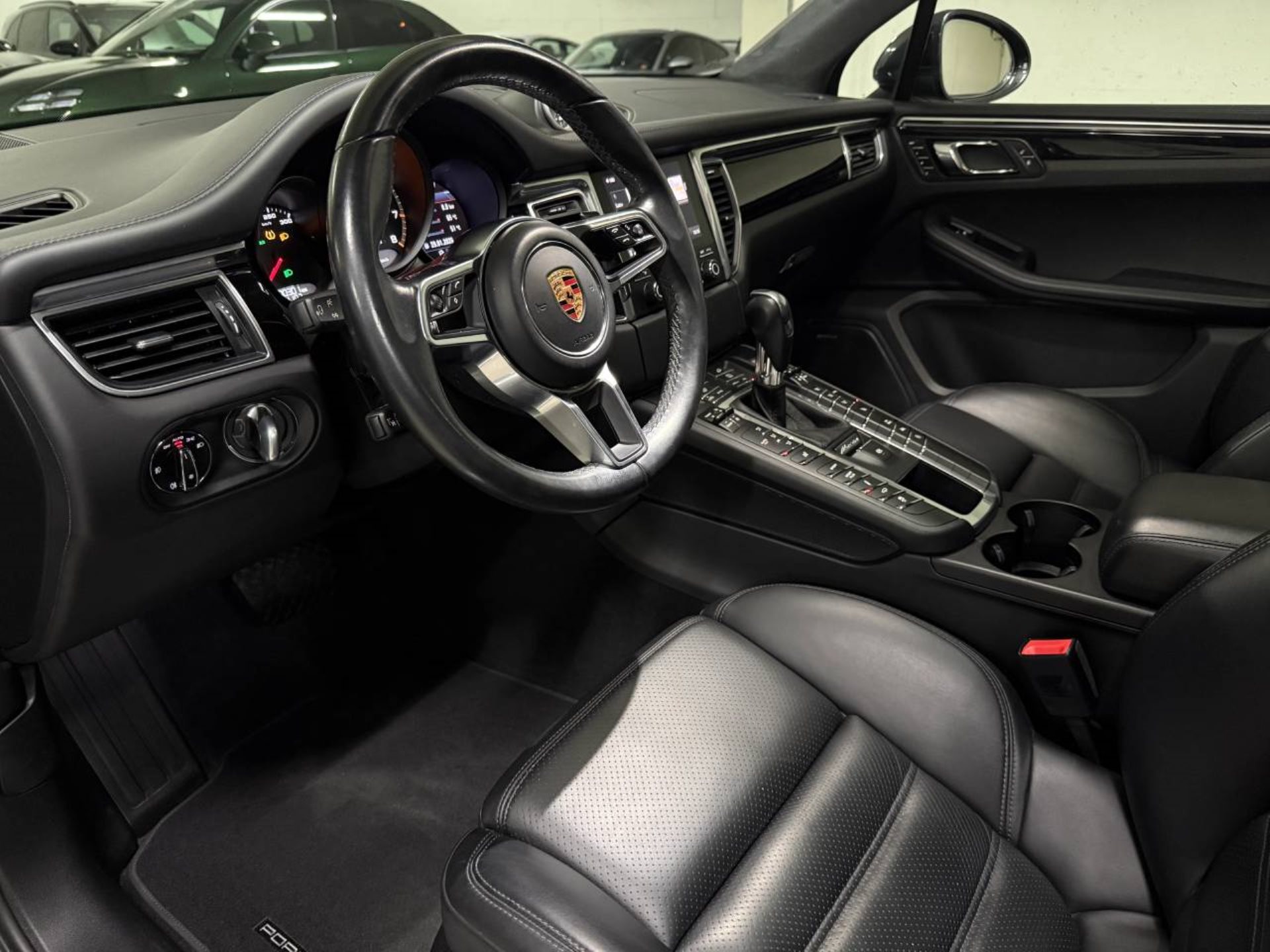PORSCHE Macan Turbo-image-3