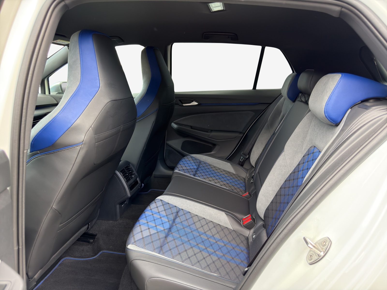 VW Golf 2.0 TSI R DSG 4 Motion-image-11