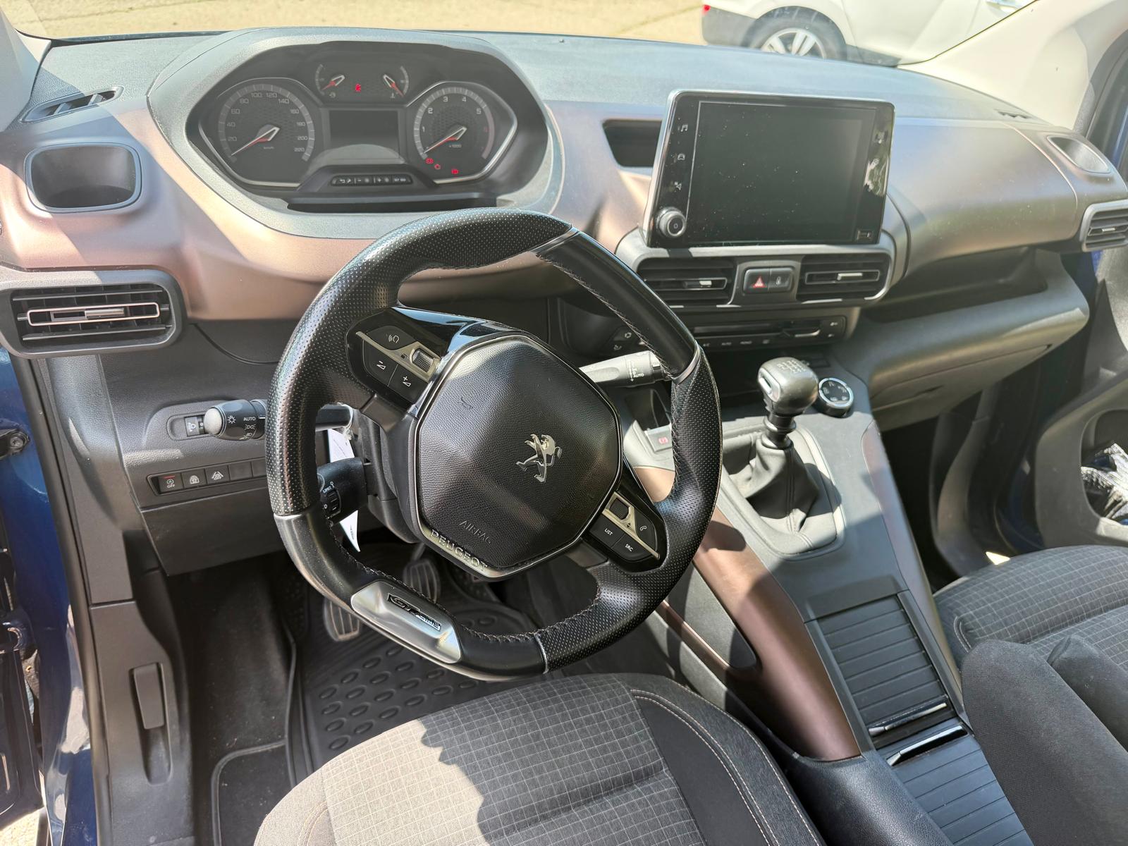 PEUGEOT 1.5 BlueHDi 130 GT Line-image-5