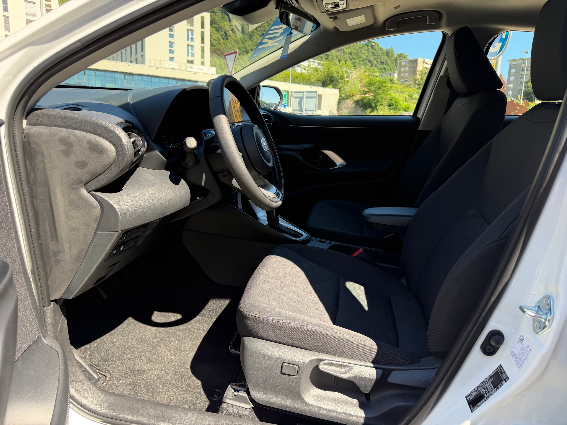 TOYOTA Yaris 1.5 Comfort e-CVT-image-9