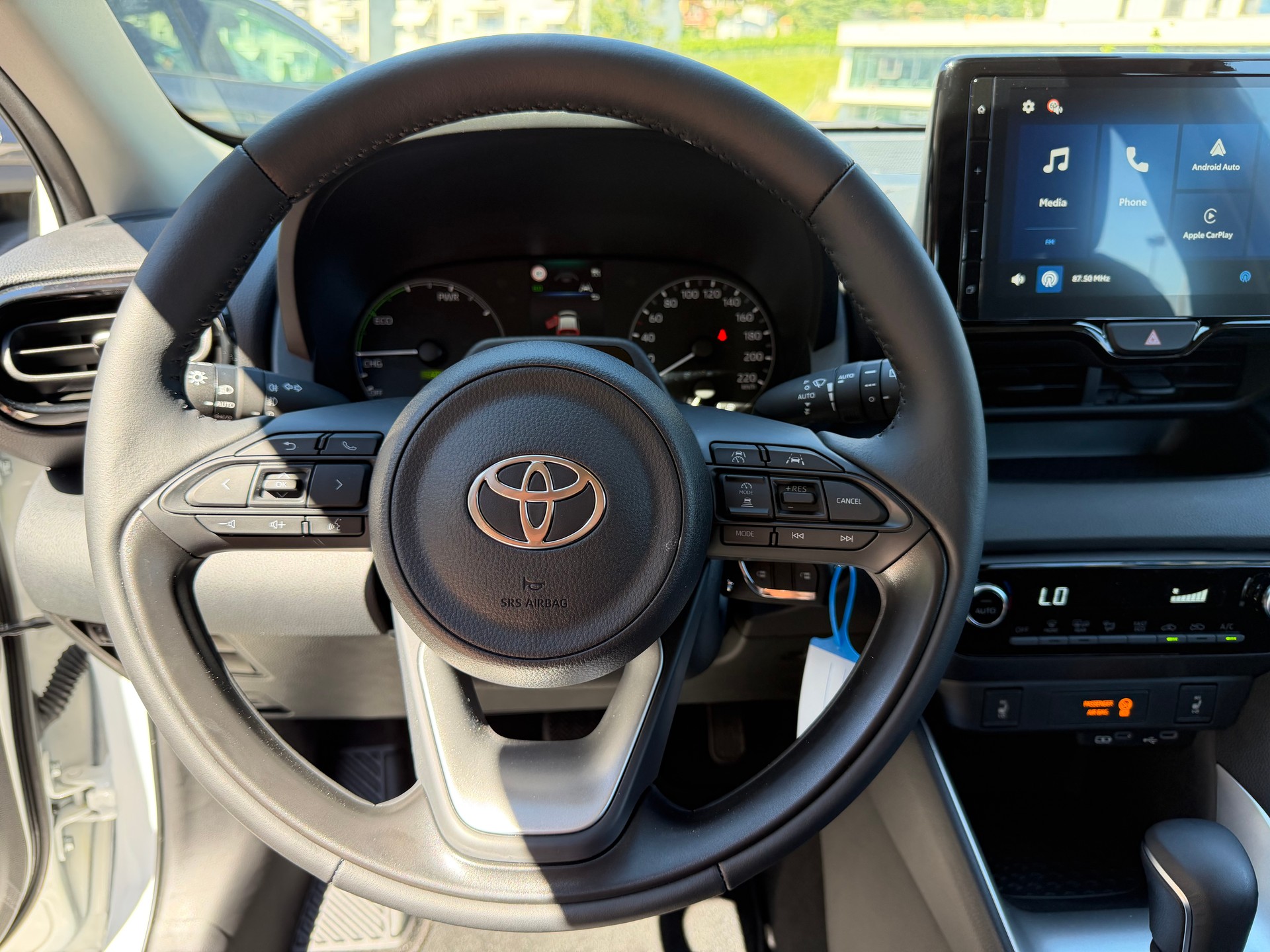 TOYOTA Yaris 1.5 Comfort e-CVT-image-13
