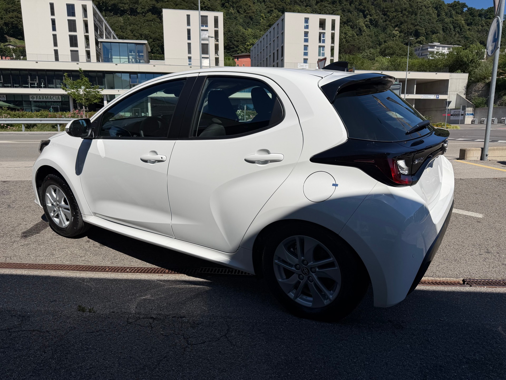TOYOTA Yaris 1.5 Comfort e-CVT-image-4