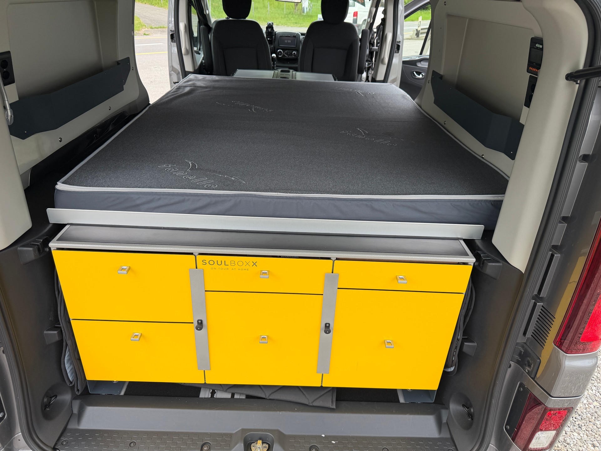 OPEL VIVARO-image-9