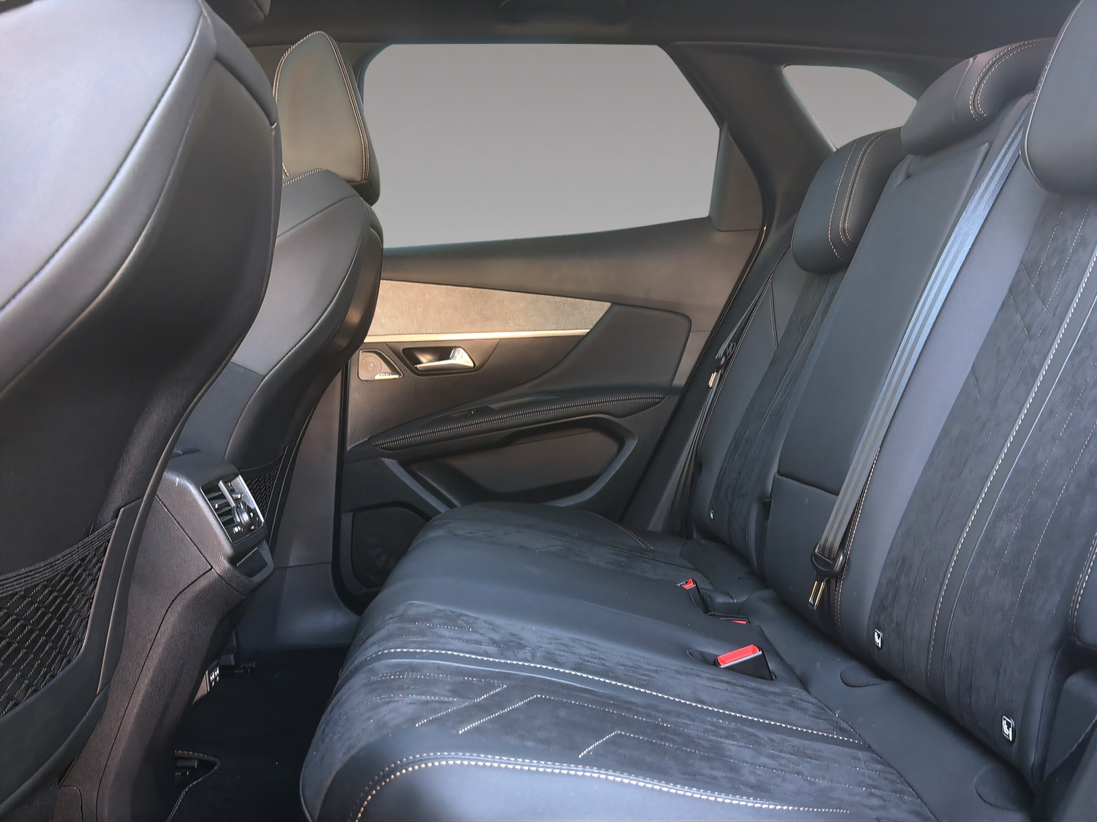PEUGEOT 3008 1.2 PureTech GT Pack-image-17