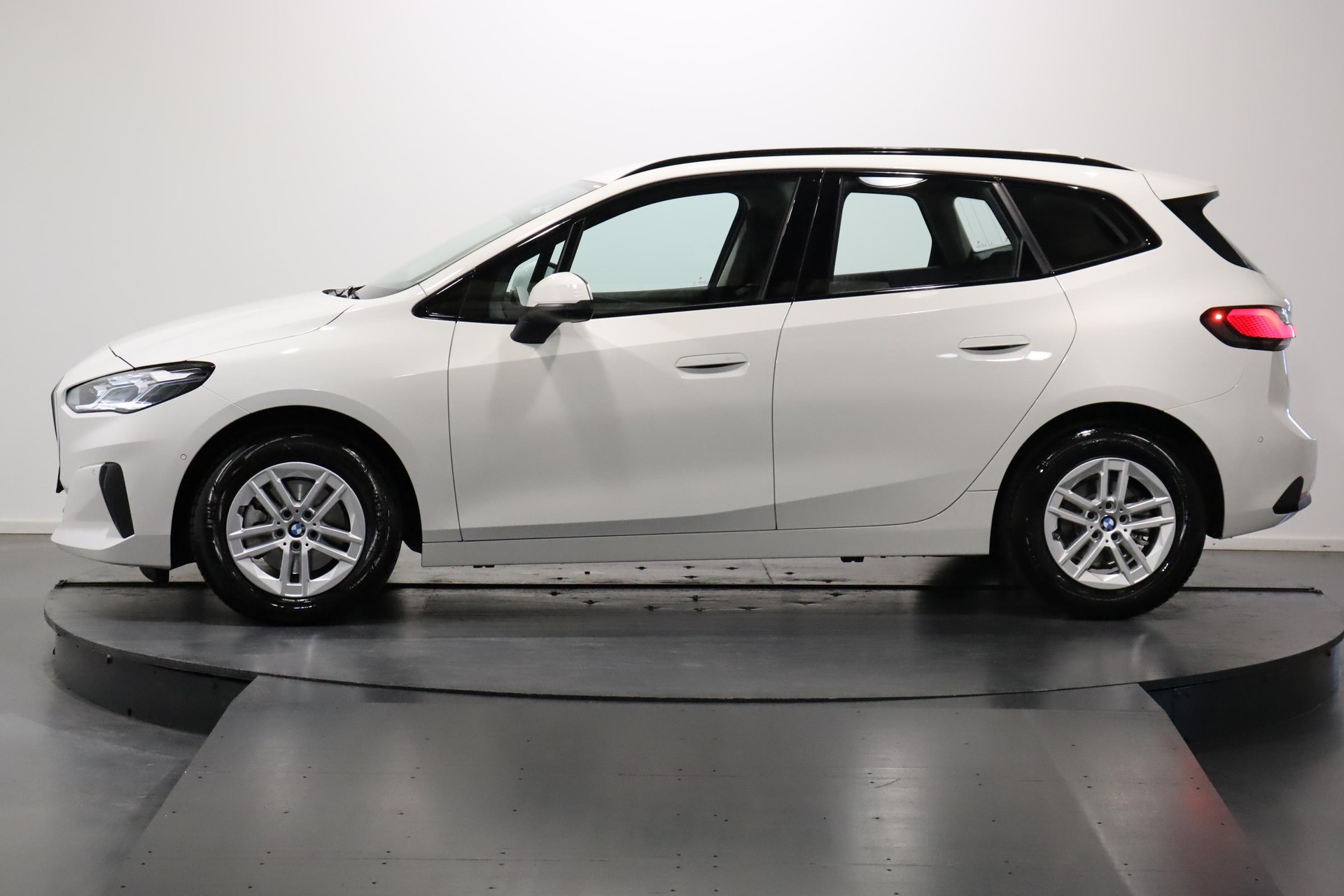 BMW 218i Active Tourer-image-1