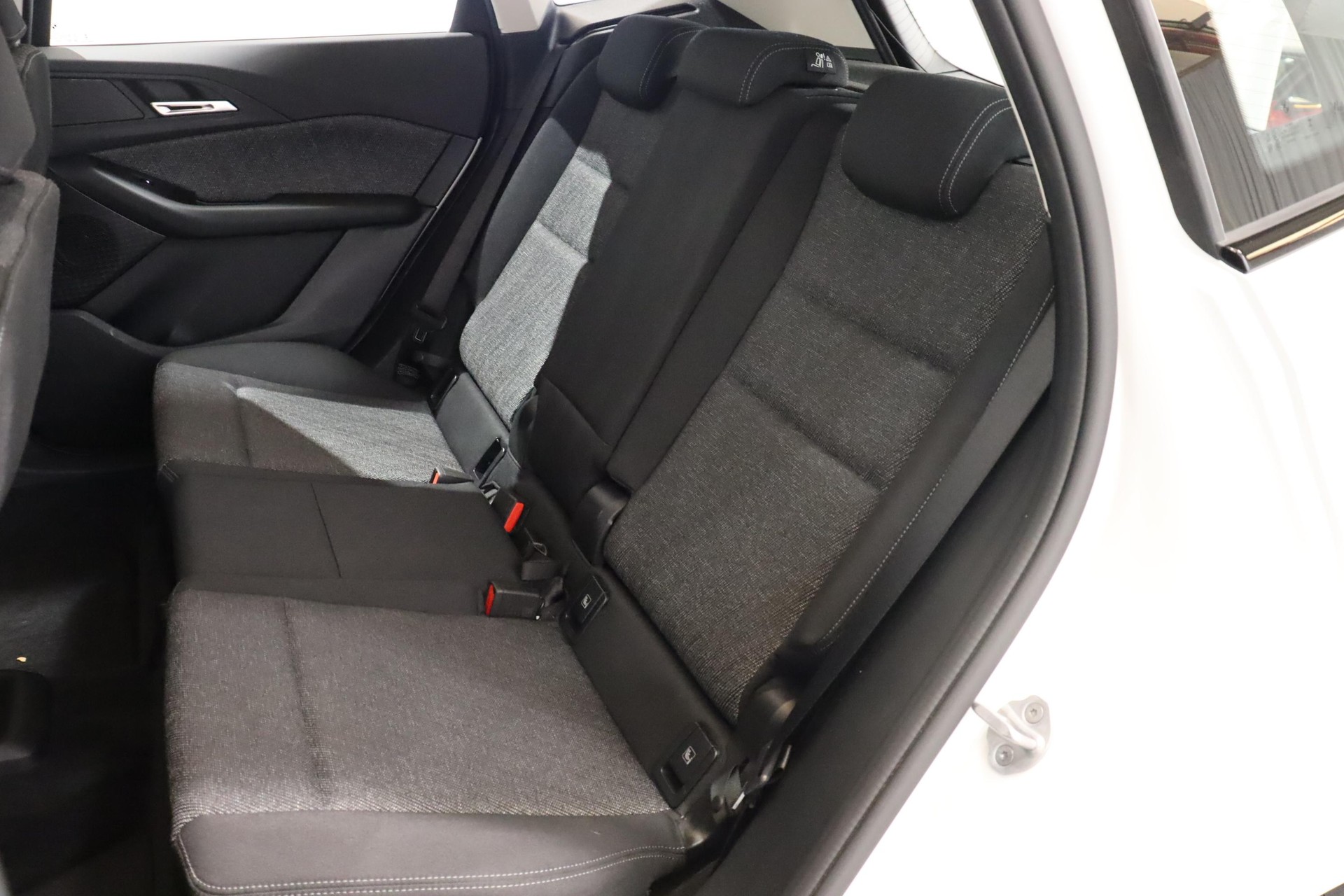 BMW 218i Active Tourer-image-9