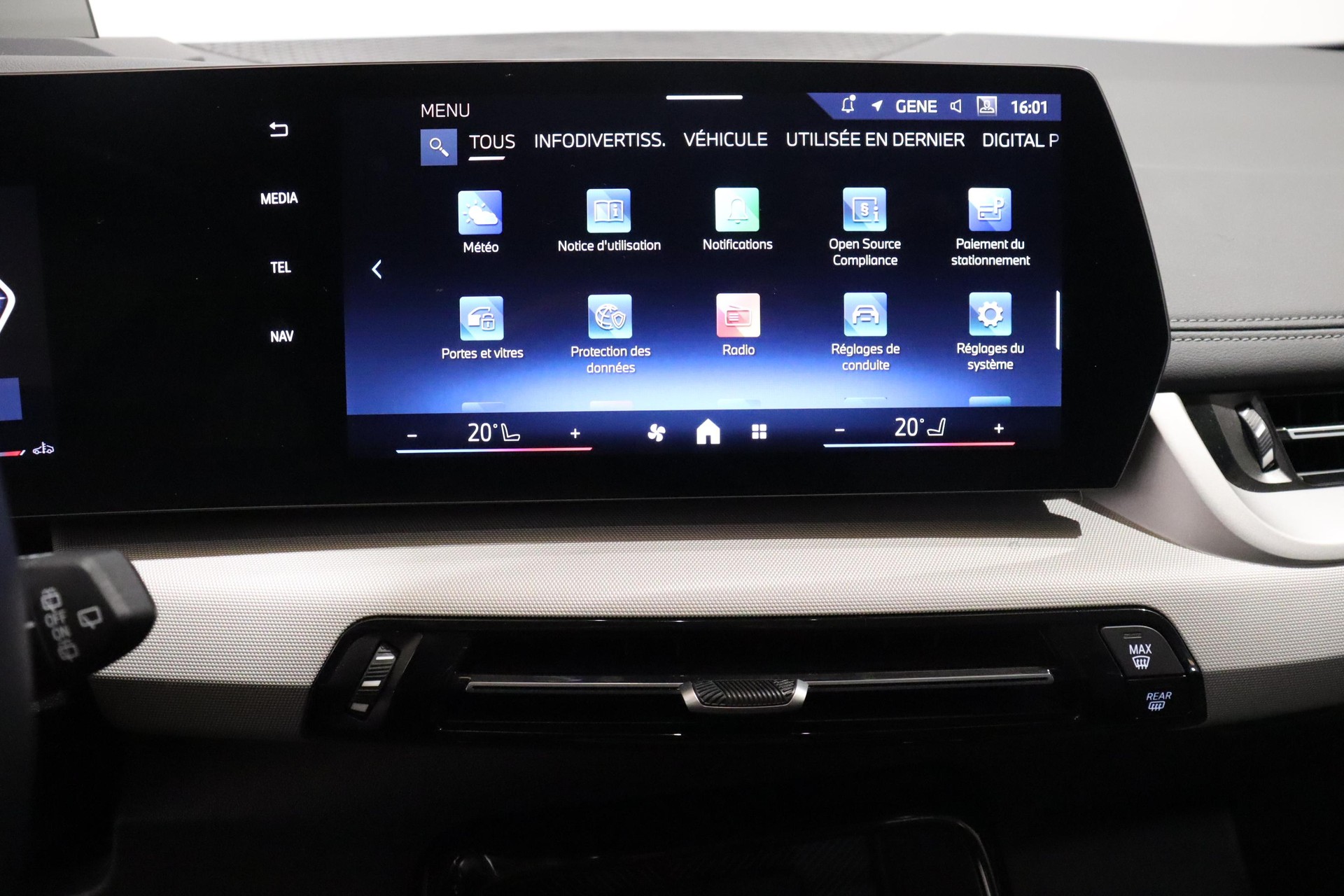 BMW 218i Active Tourer-image-14