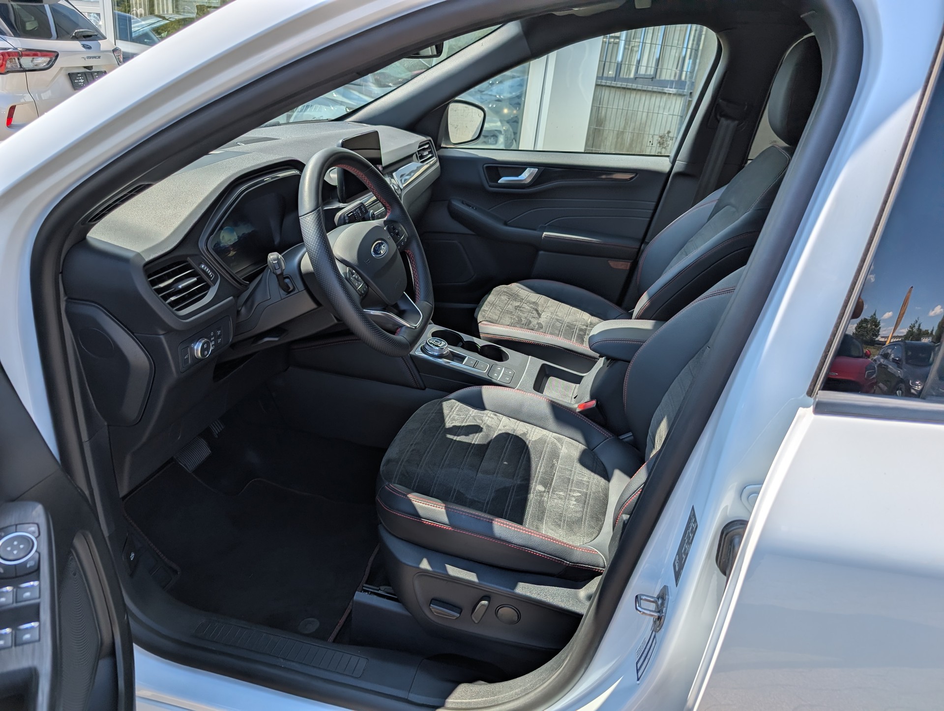 FORD Kuga 2.5 FHEV ST-Line X 4WD-image-2
