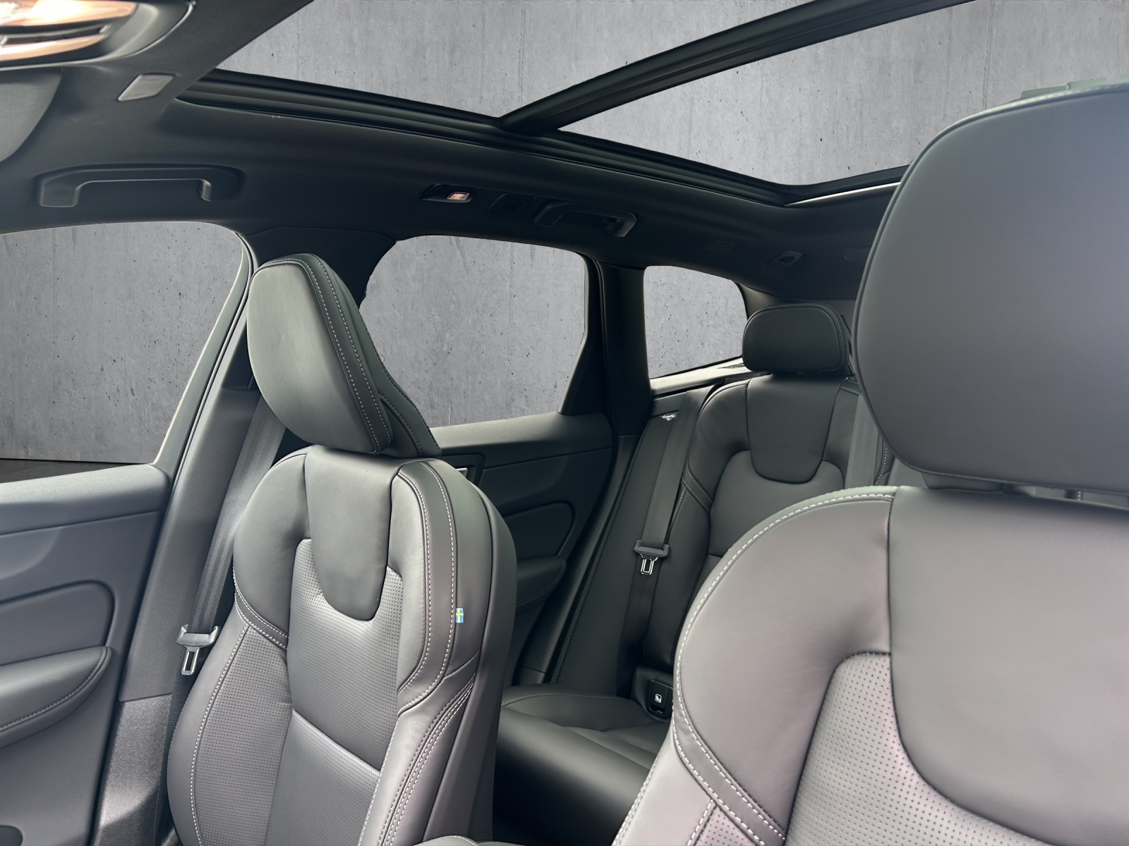VOLVO XC60 T8 eAWD PluginHybrid Black Edition Geartronic-image-13