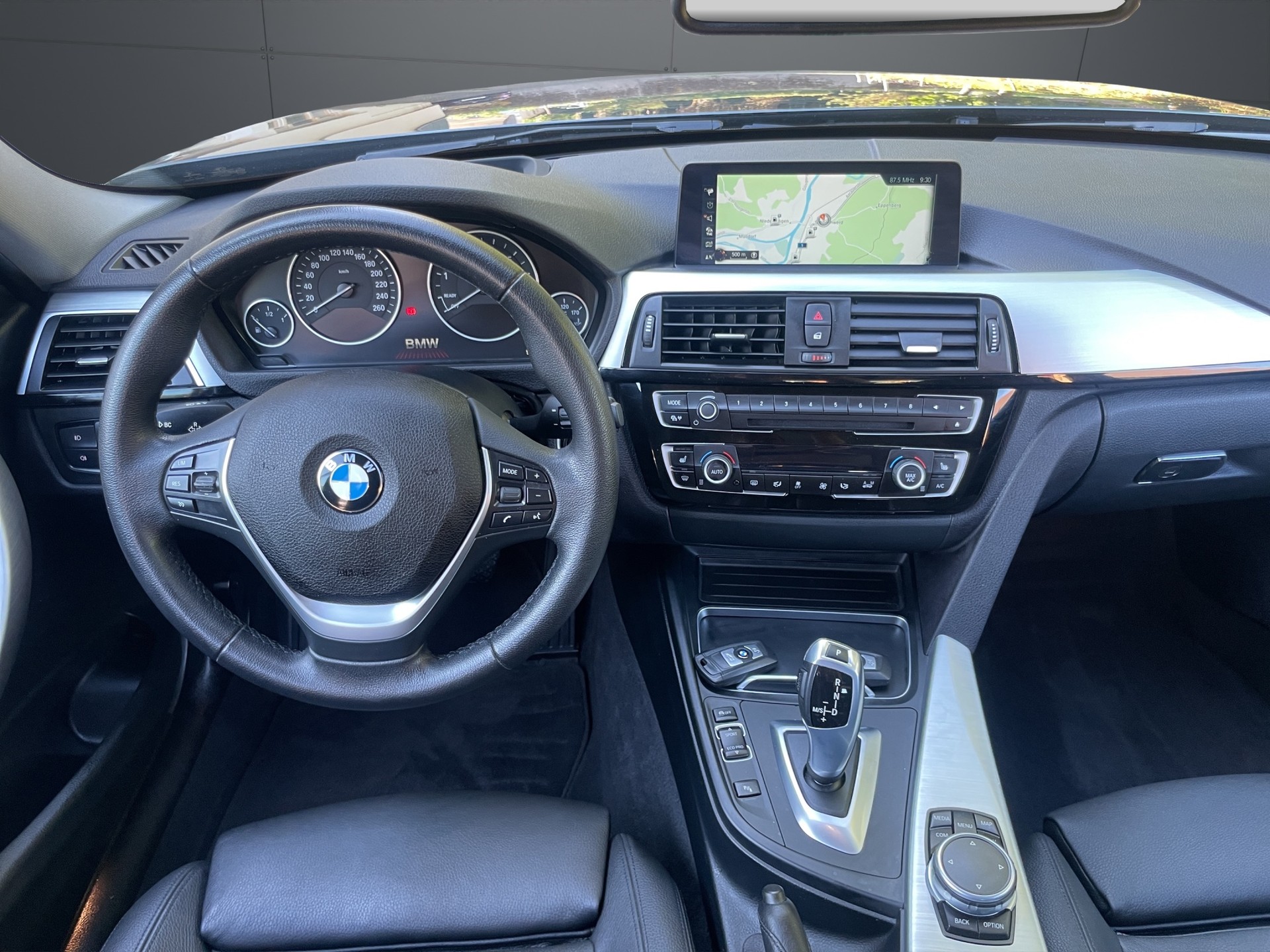 BMW 320i xDrive Touring Steptronic-image-8