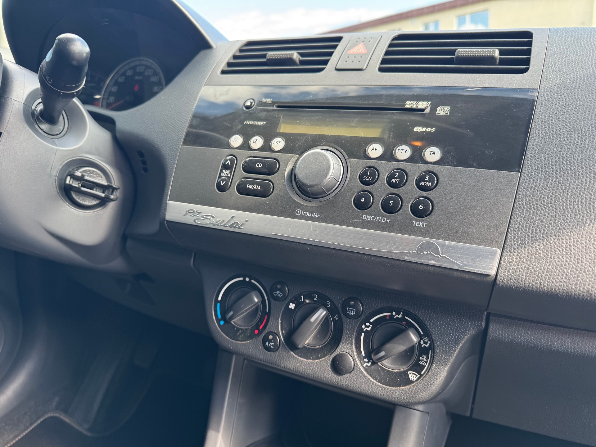 SUZUKI Swift 1.3i 16V GL Top Piz Sulai LE 4x4-image-7