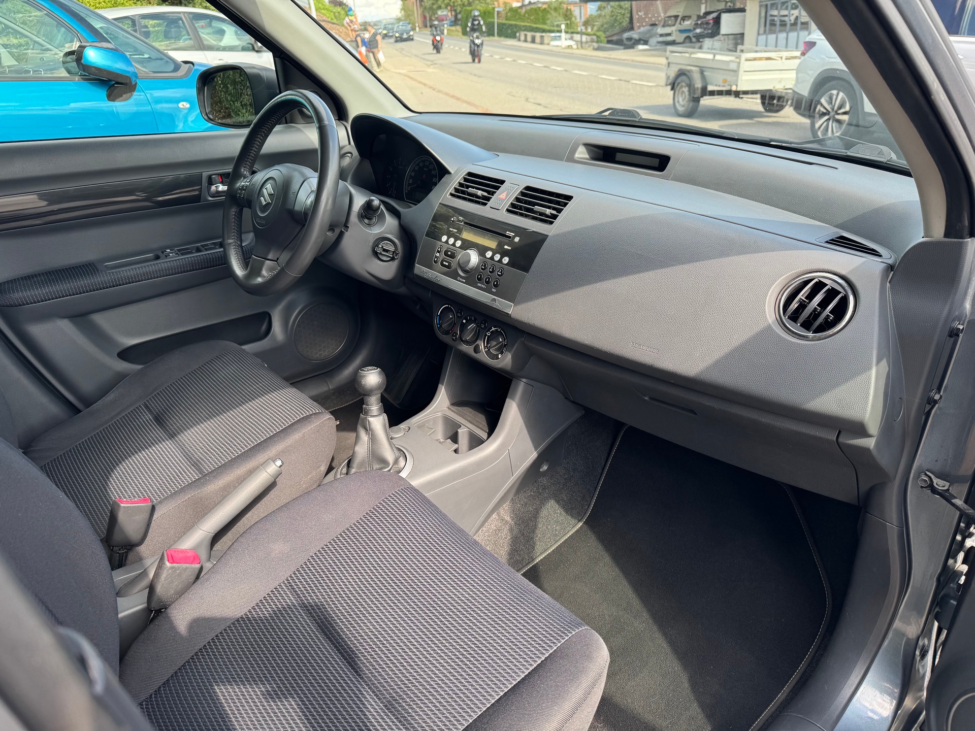 SUZUKI Swift 1.3i 16V GL Top Piz Sulai LE 4x4-image-6