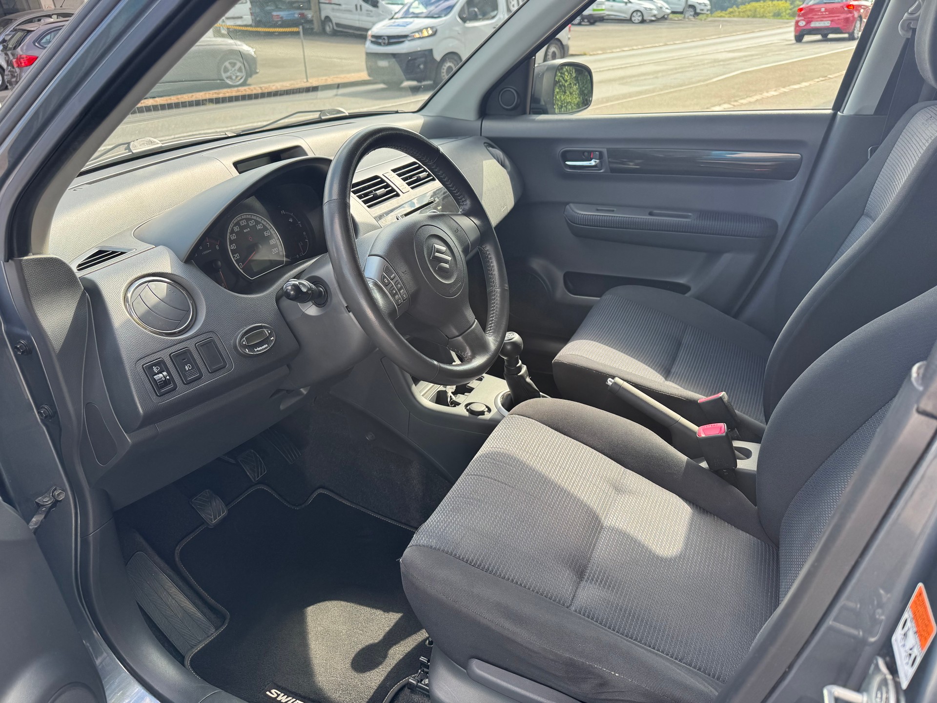 SUZUKI Swift 1.3i 16V GL Top Piz Sulai LE 4x4-image-4